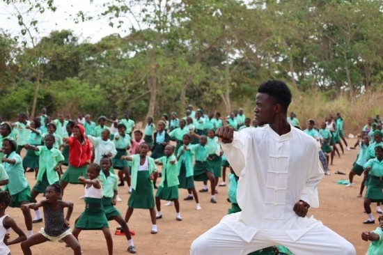 2月20日，在塞拉利昂首都弗里敦，當?shù)貙W生在上武術課。