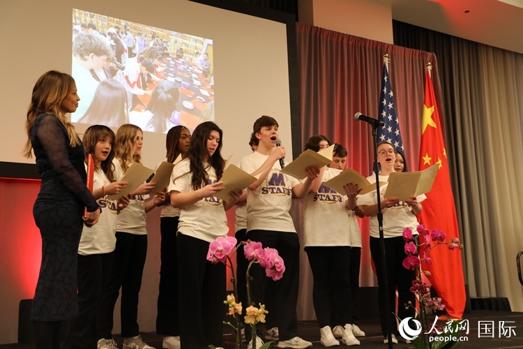 馬斯卡廷中學(xué)的學(xué)生們還深情演唱了表現(xiàn)中美兩國人民友誼的歌曲《情緣留住永恒的記憶》。 人民網(wǎng)記者 李志偉攝