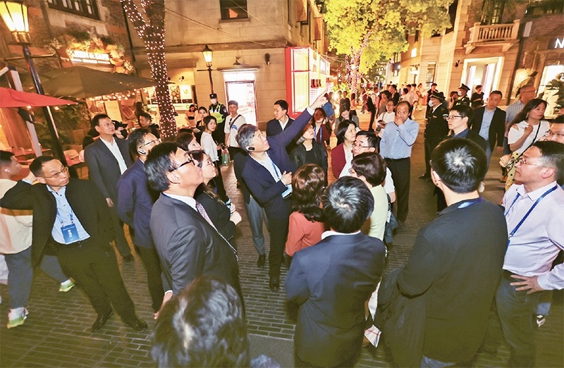 2023年4月18日，全國無黨派人士考察團來到位于上海市黃浦區(qū)的上海新天地開放式街區(qū)考察夜經(jīng)濟。 新華社記者 王翔/攝