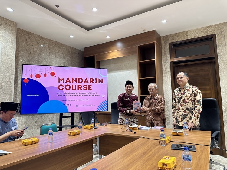 阿拉扎大學(xué)孔子學(xué)院向獨立清真寺贈書。阿拉扎大學(xué)孔子學(xué)院供圖