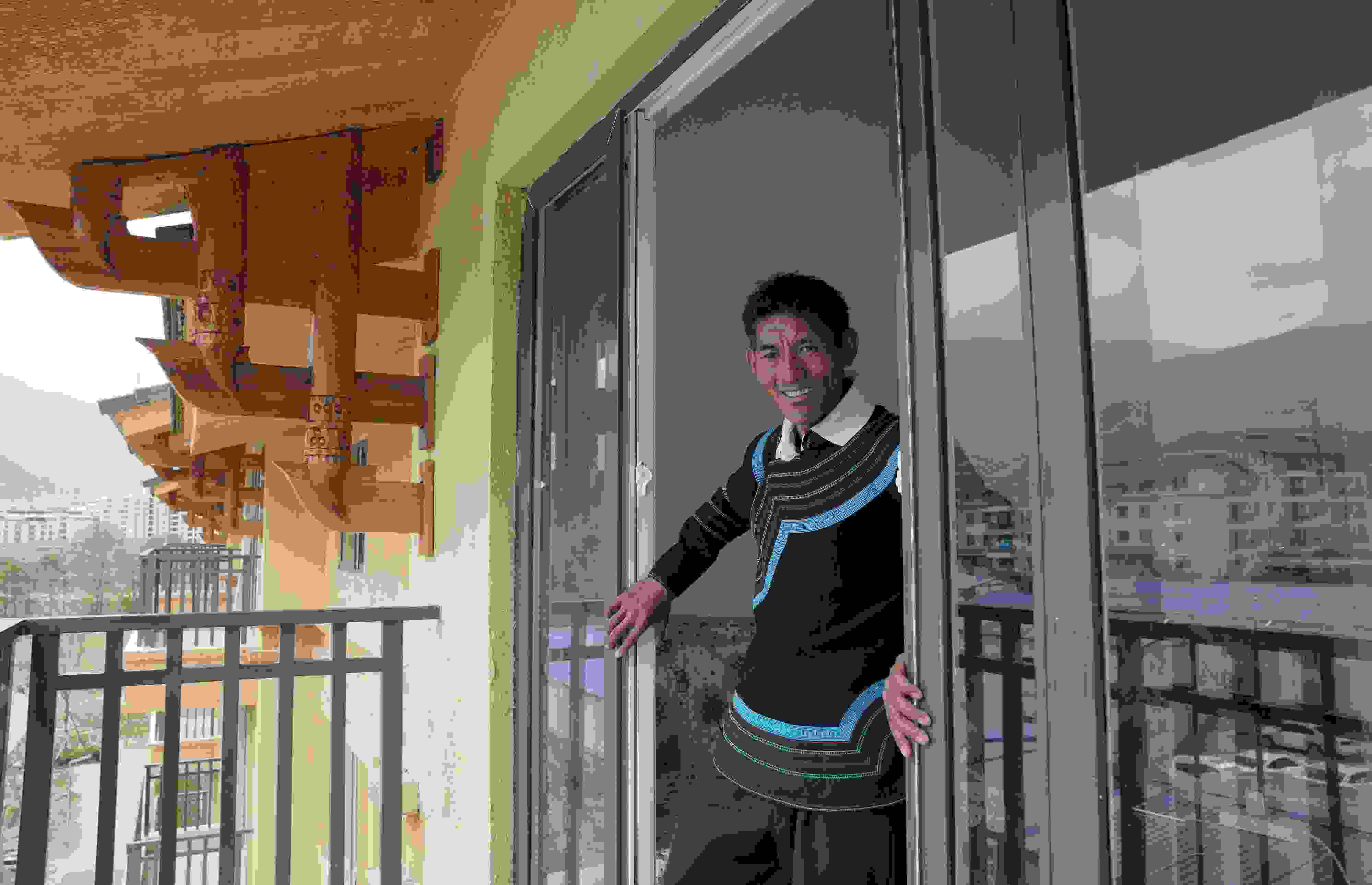 2020年5月14日，四川涼山彝族自治州昭覺縣，“懸崖村”村民某色伍哈入住新房。