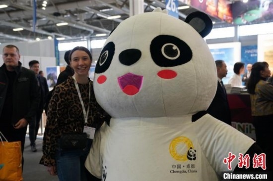 3月5日，2024年柏林國(guó)際旅游交易會(huì)(ITB)在柏林會(huì)展中心拉開(kāi)帷幕。以“你好！中國(guó)”為主題的中國(guó)展區(qū)當(dāng)日亮相展會(huì)。圖為觀眾與大熊貓人偶合影。中新社記者 馬秀秀 攝
