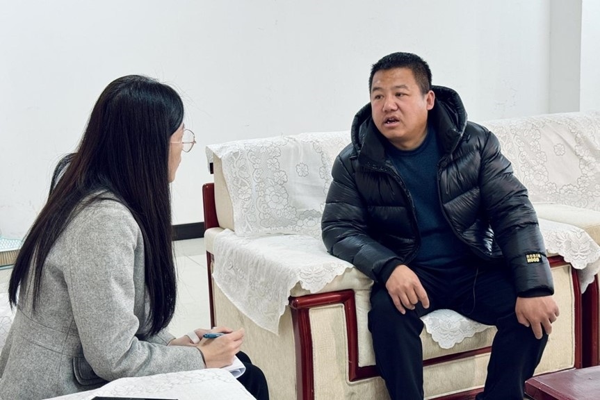 人民網(wǎng)記者采訪“在水一方”小區(qū)住戶。人民網(wǎng) 高清揚攝