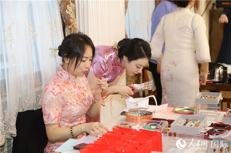 孔院教師展示剪紙。人民網(wǎng)記者 霍文攝