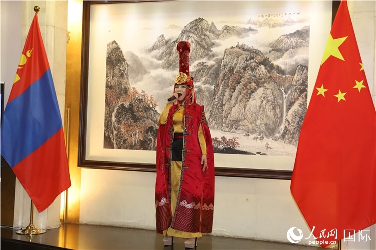 呼麥演唱。人民網(wǎng)記者 霍文攝