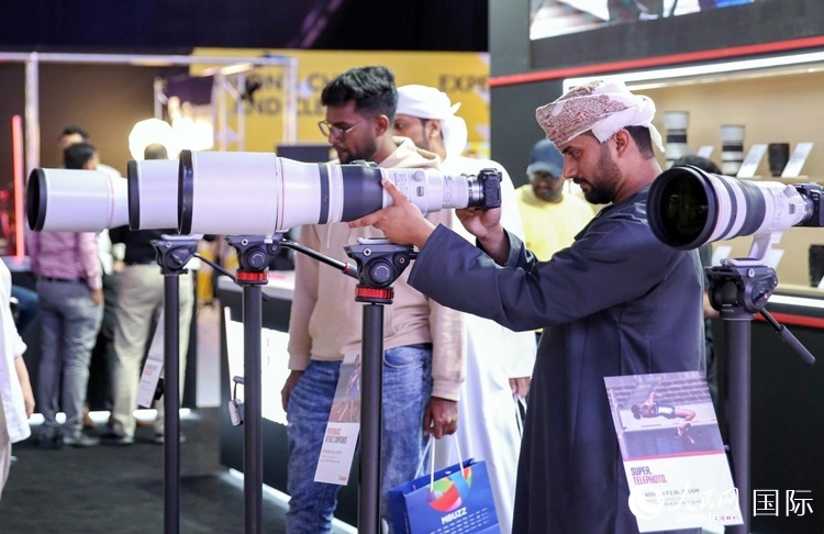 參觀者在體驗攝影設(shè)備。人民網(wǎng)塔里克·易卜拉欣攝