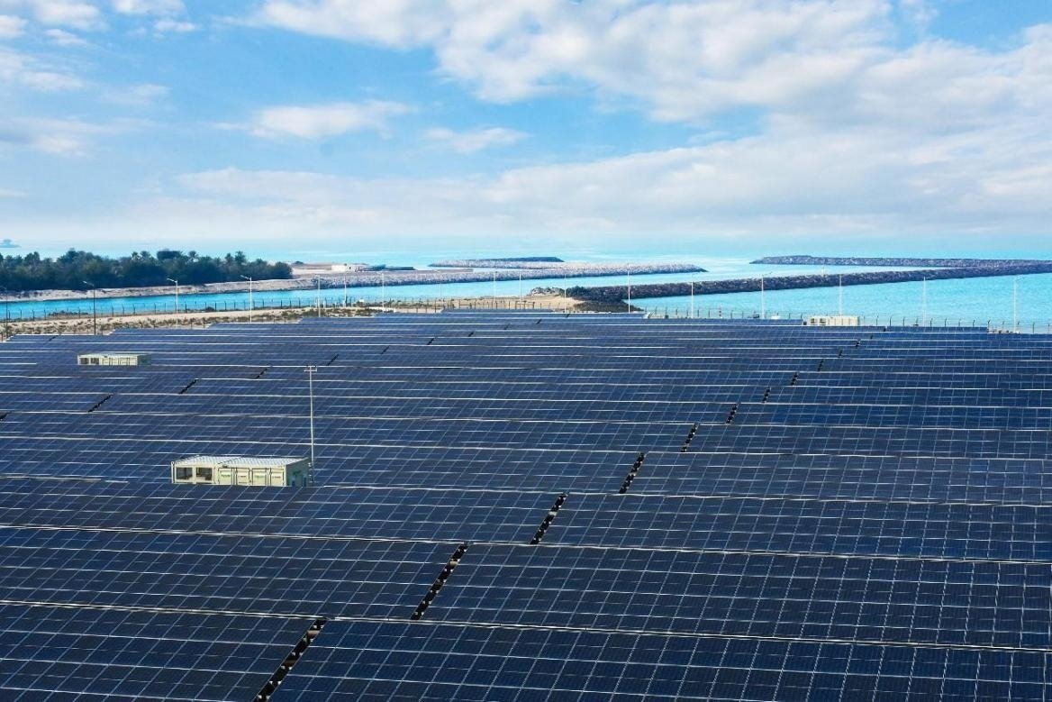 項目廣泛采用光伏補償發(fā)電系統(tǒng)，降低能源消耗。山東電建三公司供圖