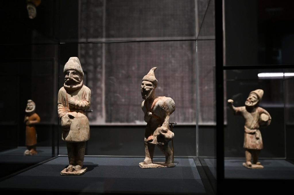 “歷史之遇——中國與西亞古代文明交流展”于1月12日至4月11日在故宮午門正殿展廳舉行。這是展出的陶彩繪人俑（1月10日攝）。新華社記者金良快攝