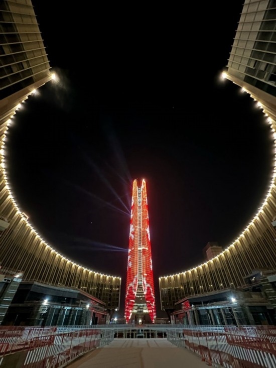  2024年2月9日，埃及開羅以東建設(shè)中的埃及新行政首都中央商務(wù)區(qū)項(xiàng)目上演燈光秀，迎接龍年春節(jié)。新華社發(fā)（黎炳宏攝）