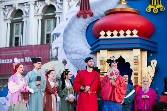  2024年2月13日，在意大利威尼斯，志愿者身著漢服進(jìn)行表演。新華社記者 李京 攝