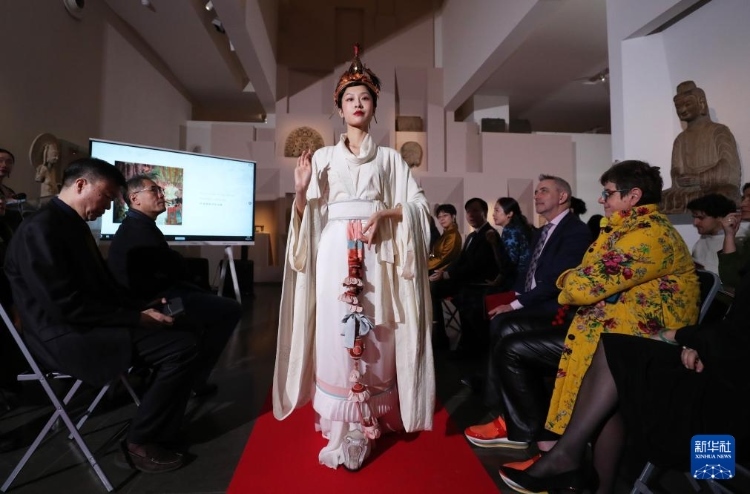 3月13日，在位于法國巴黎的吉美國立亞洲藝術博物館，模特展示敦煌復原服飾。新華社記者 高靜 攝
