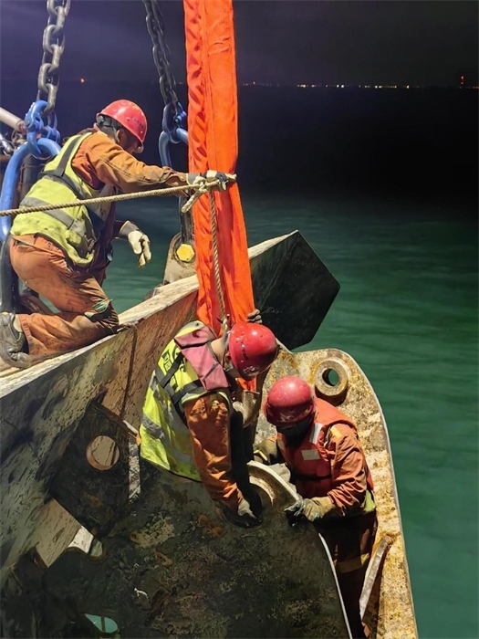工作人員正在修理橫移錨纜。 “天鯤號”供圖