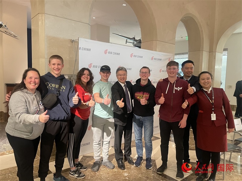 師生們出發(fā)前與國航工作人員合影留念。人民網(wǎng)記者 鄧圩攝