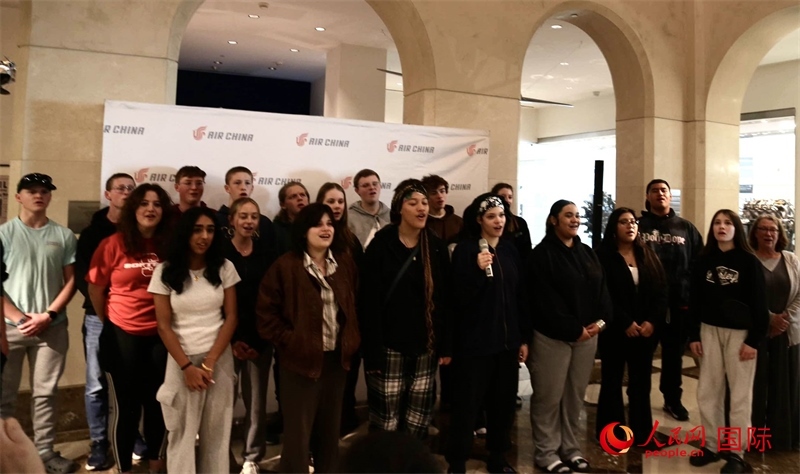 全體美國高中生合唱《希望的田野》。人民網(wǎng)記者 鄧圩攝