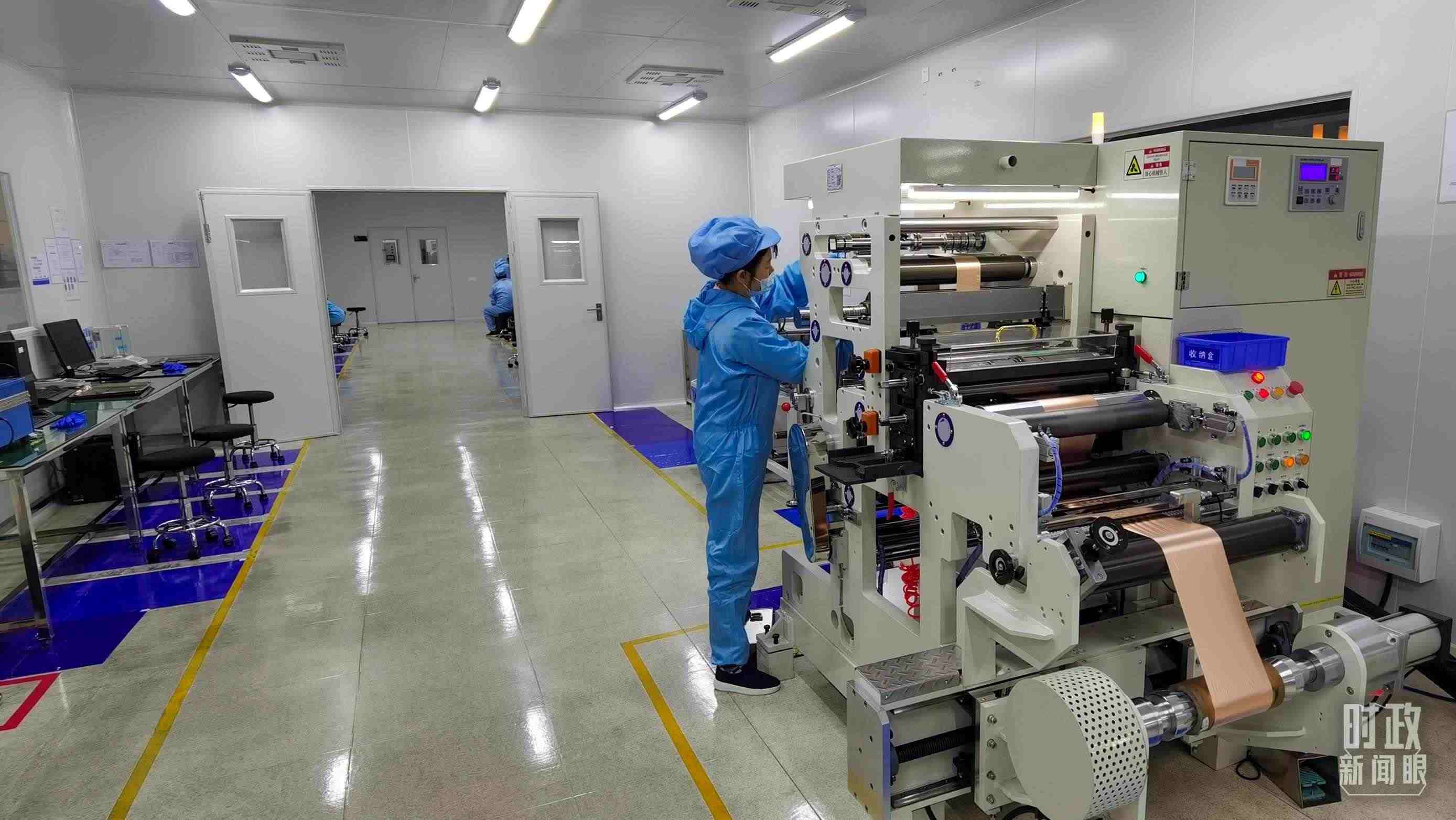 △企業(yè)員工將冷壓后的極片裁出規(guī)定尺寸，用于鋰電池制作。（總臺央視記者郭鴻拍攝）