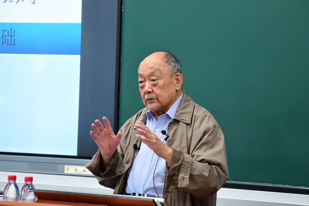 91歲的楊士莪院士“一站到底”為學生授課。哈爾濱工程大學供圖