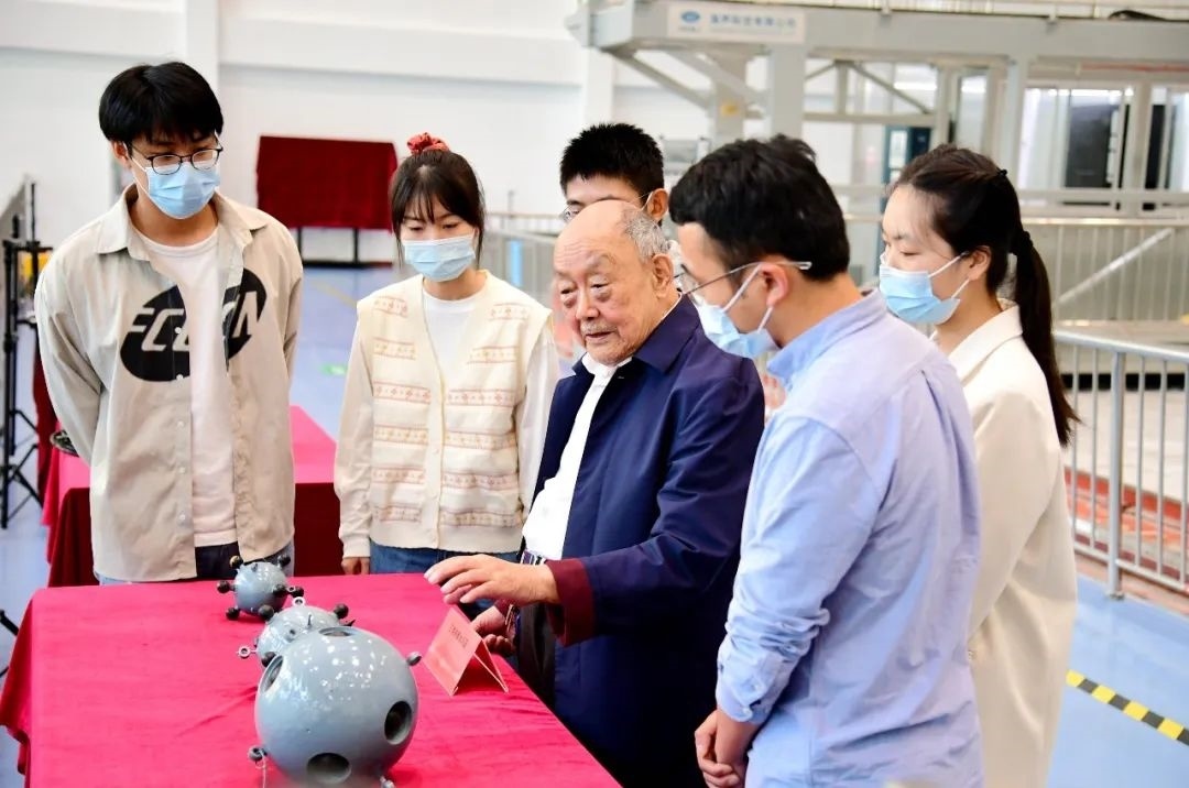 楊士莪院士在實驗室指導學生。哈爾濱工程大學供圖