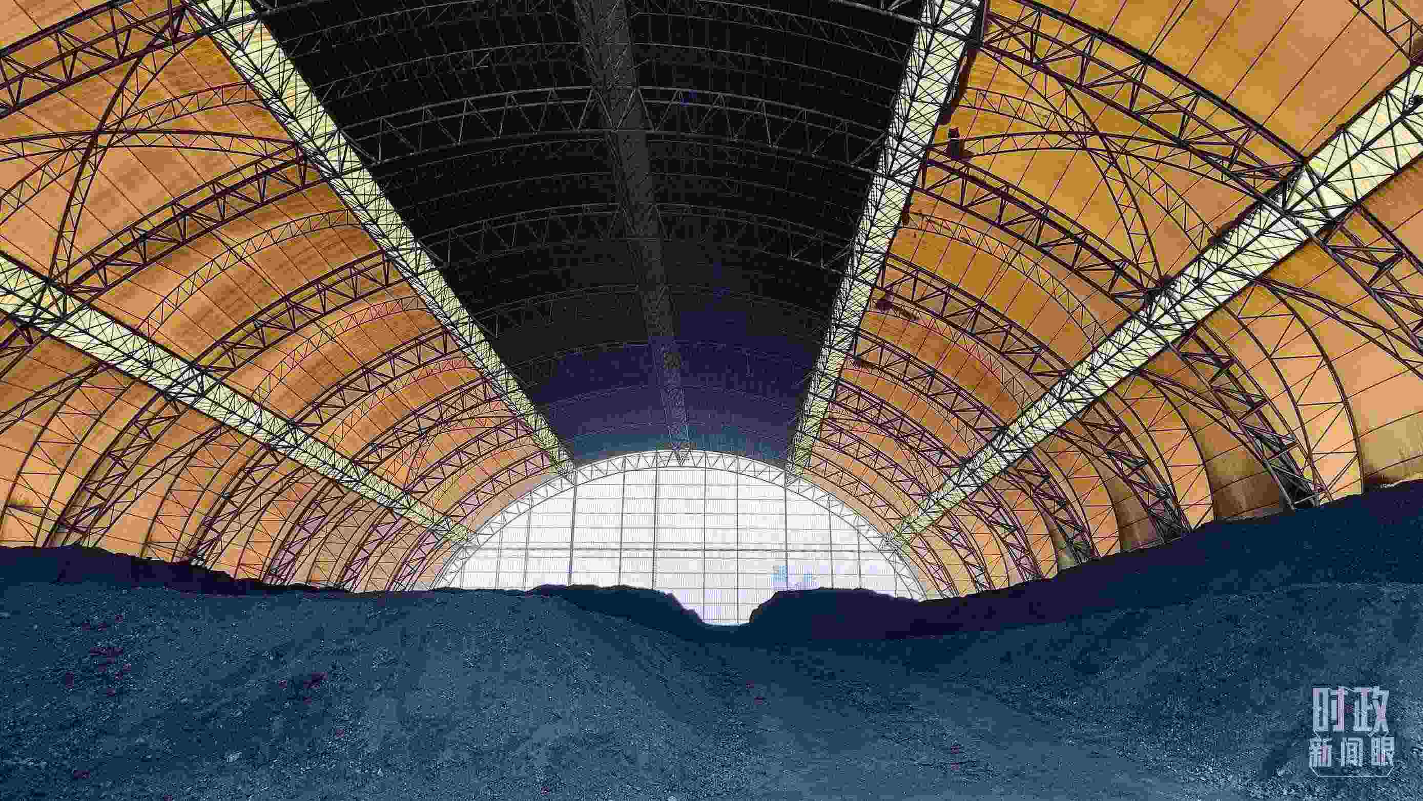 山西瑞光熱電有限責(zé)任公司儲(chǔ)煤場。2022年1月，習(xí)近平來到這里察看煤場儲(chǔ)煤情況。（總臺(tái)央視記者楊立峰拍攝）