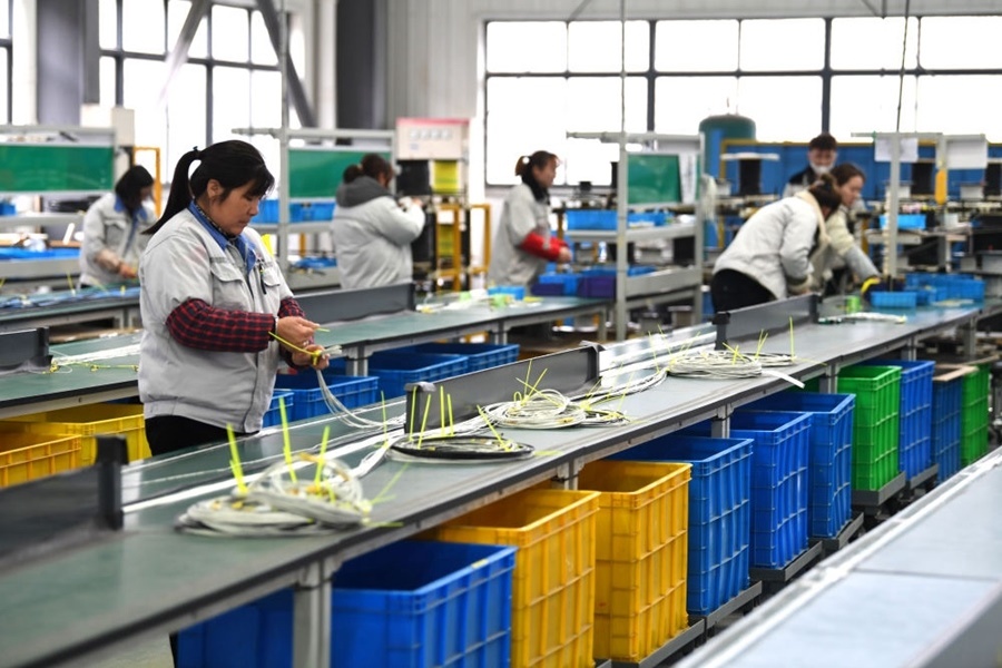 2022年2月16日，工作人員在安徽省滁州市汊河軌道交通裝備產(chǎn)業(yè)園的一家軌道交通裝備企業(yè)生產(chǎn)線上忙碌。安徽省滁州市來(lái)安縣汊河鎮(zhèn)地處皖蘇交界，緊鄰南京市江北新區(qū)。近年來(lái)，來(lái)安縣成為承接南京產(chǎn)業(yè)轉(zhuǎn)移的前沿陣地，汊河這個(gè)曾經(jīng)的傳統(tǒng)農(nóng)業(yè)小鎮(zhèn)緊抓機(jī)遇，開(kāi)始深度融入長(zhǎng)三角，參與產(chǎn)業(yè)協(xié)作分工。產(chǎn)業(yè)園吸引了越來(lái)越多長(zhǎng)三角地區(qū)軌道交通企業(yè)入駐，形成了鐵路客車、城際軌道零部件研發(fā)、生產(chǎn)、銷售的產(chǎn)業(yè)集群。