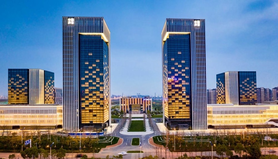 這是2019年3月13日拍攝的位于安徽合肥的中國(guó)聲谷產(chǎn)業(yè)園（無(wú)人機(jī)照片）。截至2024年，中國(guó)聲谷入駐企業(yè)超過(guò)2000戶，年產(chǎn)值超過(guò)2000億元，形成以智能語(yǔ)音及人工智能產(chǎn)業(yè)為核心的新一代信息技術(shù)產(chǎn)業(yè)集群。