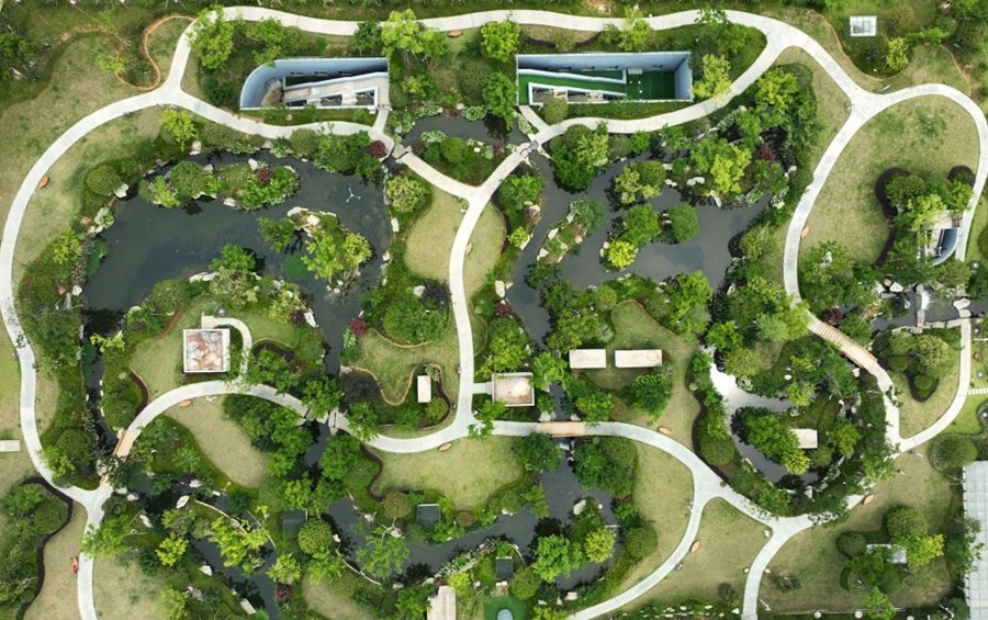 這是2023年6月15日拍攝的以“地上花園+地下治污”設(shè)計(jì)理念建設(shè)的九江市雙溪公園（無(wú)人機(jī)照片）。近年來(lái)，江西省九江市啟動(dòng)中心城區(qū)水環(huán)境綜合整治工程，通過(guò)地下污水治理、岸線生態(tài)修復(fù)、興建“公園式”污水處理廠、城市智慧管網(wǎng)管控等措施，改善水環(huán)境，城市面貌煥然一新。