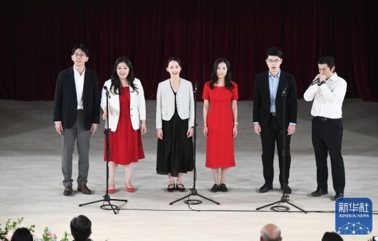 3月21日，國(guó)家開(kāi)發(fā)銀行阿卡貝拉合唱團(tuán)在音樂(lè)會(huì)上演出。新華社記者 任超 攝