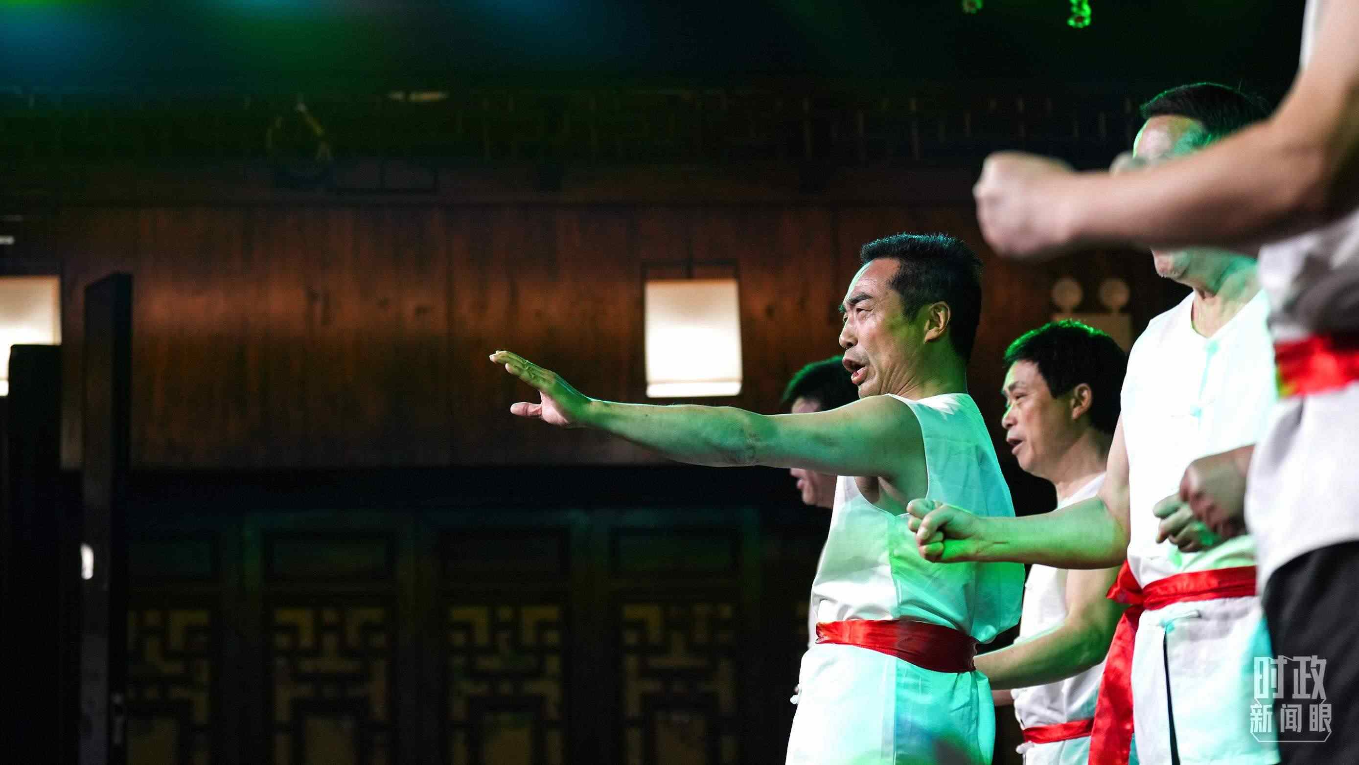 △常德河街，鴛鴦走馬樓上演常德高腔《穆桂英掛帥》和澧水船工號(hào)子。（總臺(tái)央視記者許永松、國(guó)廣記者李晉拍攝）