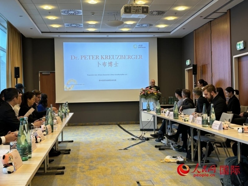 在成都文化旅游（柏林）推介座談會上，德中友好協(xié)會聯(lián)合會主席卜布致辭。人民網(wǎng)記者張慧中攝