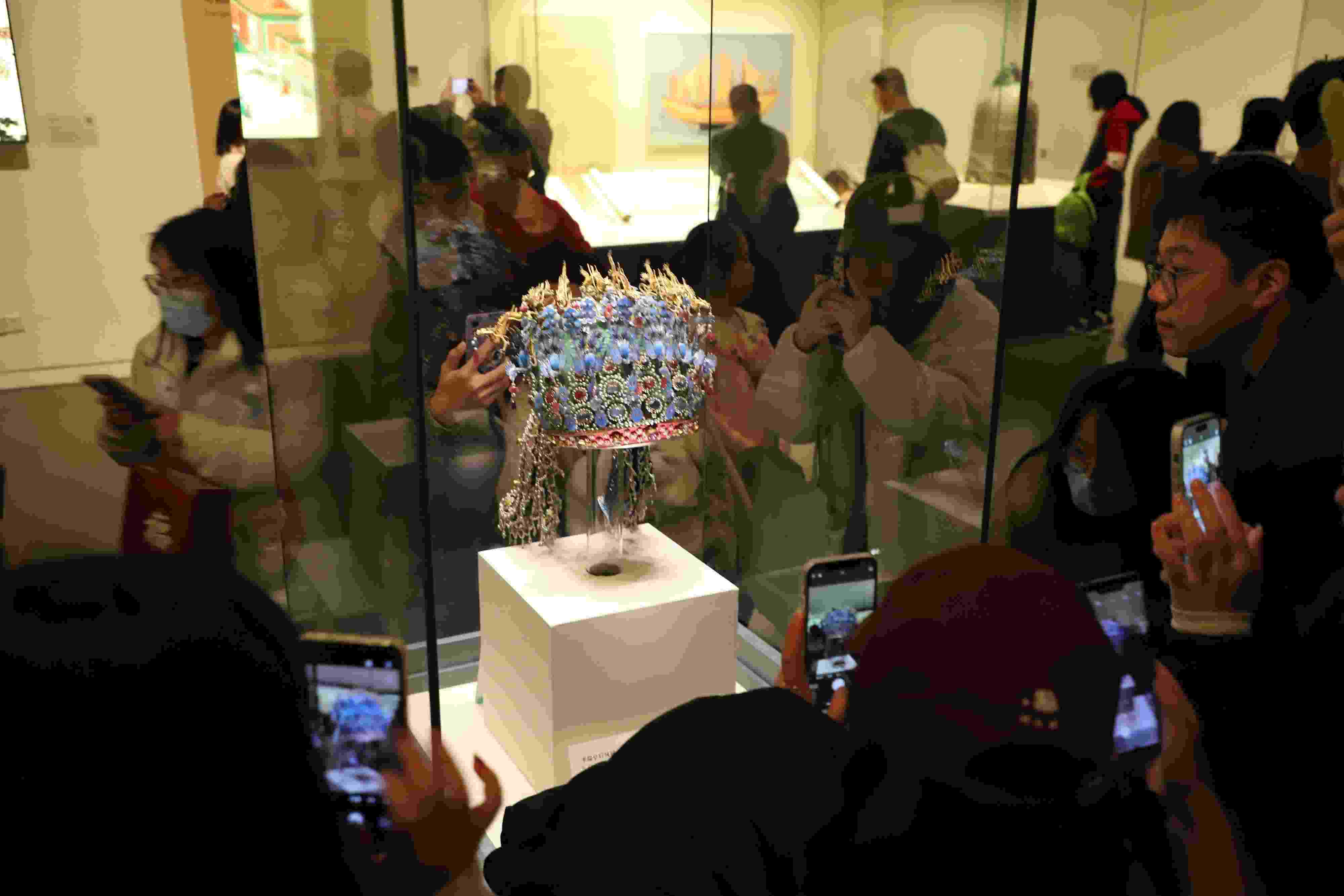 △ 2024年3月9日，北京，中國國家博物館，來自天南海北的游客在參觀藏品。