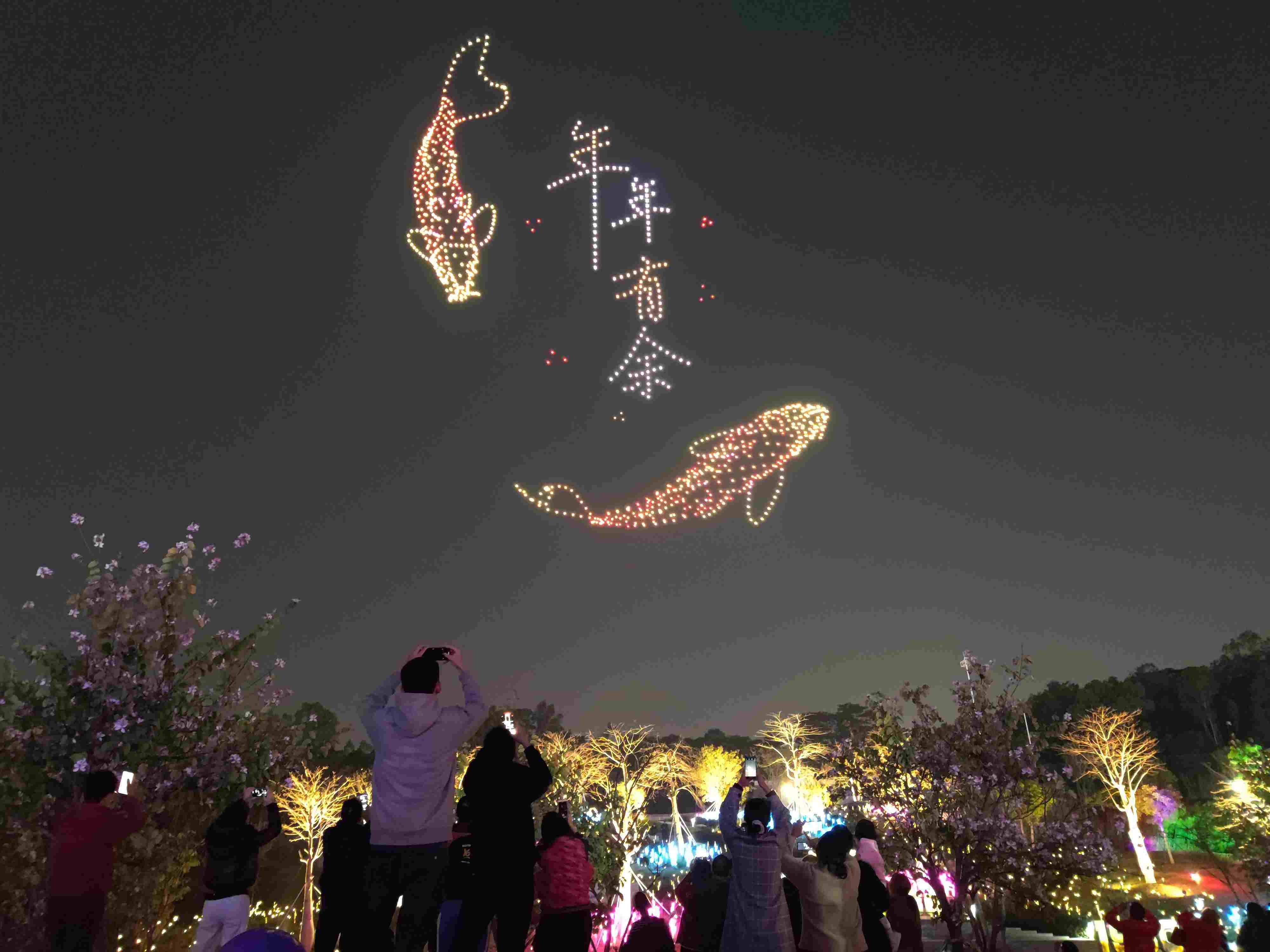 △ 2024年2月10日，深圳北站中心公園，春節(jié)主題無人機燈光秀引來眾多游客駐足觀看。