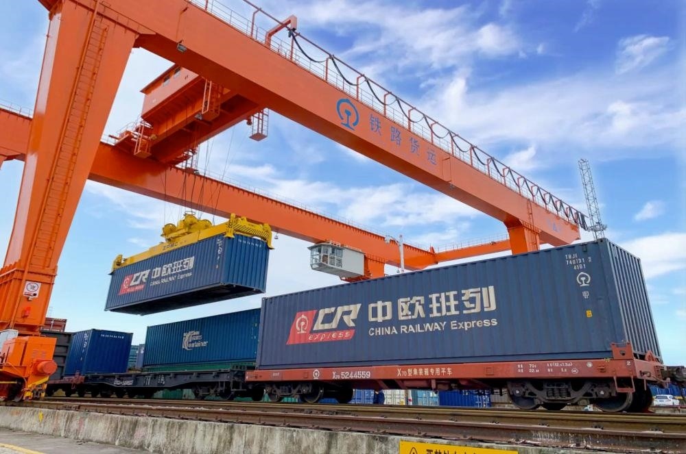 △2022年4月29日，在安徽合肥北站物流基地集裝箱作業(yè)區(qū)，準備發(fā)運的中歐班列集裝箱。