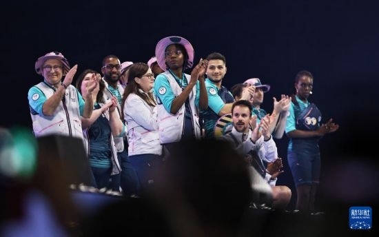 3月23日，模特在巴黎奧運(yùn)會(huì)志愿者大會(huì)上展示志愿者制服。新華社記者 高靜 攝