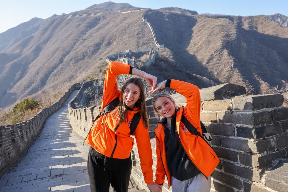 3月20日，美國華盛頓州中學(xué)生代表團的成員在北京慕田峪長城留影。新華社記者 殷剛 攝