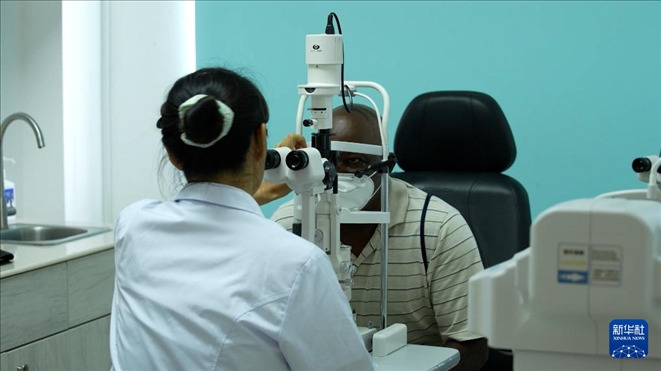 3月4日，在多米尼克羅索的中多友誼醫(yī)院眼科中心，援多醫(yī)療隊成員、南方醫(yī)科大學第三附屬醫(yī)院眼科主治醫(yī)師魯志卿為病人做檢查。新華社記者 王朝 攝