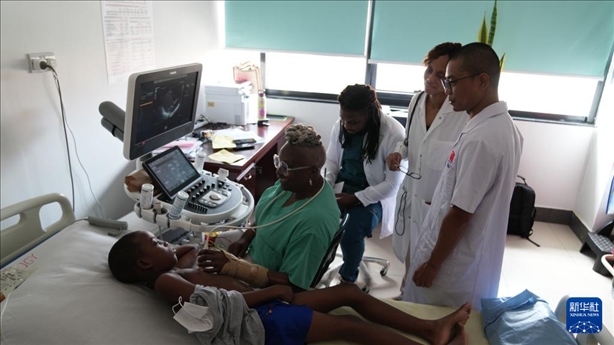 3月4日，在多米尼克羅索的中多友誼醫(yī)院，援多醫(yī)療隊成員、南方醫(yī)科大學第五附屬醫(yī)院心血管內(nèi)科主治醫(yī)師駱志鵬與當?shù)蒯t(yī)生共同診療。新華社記者 王朝 攝