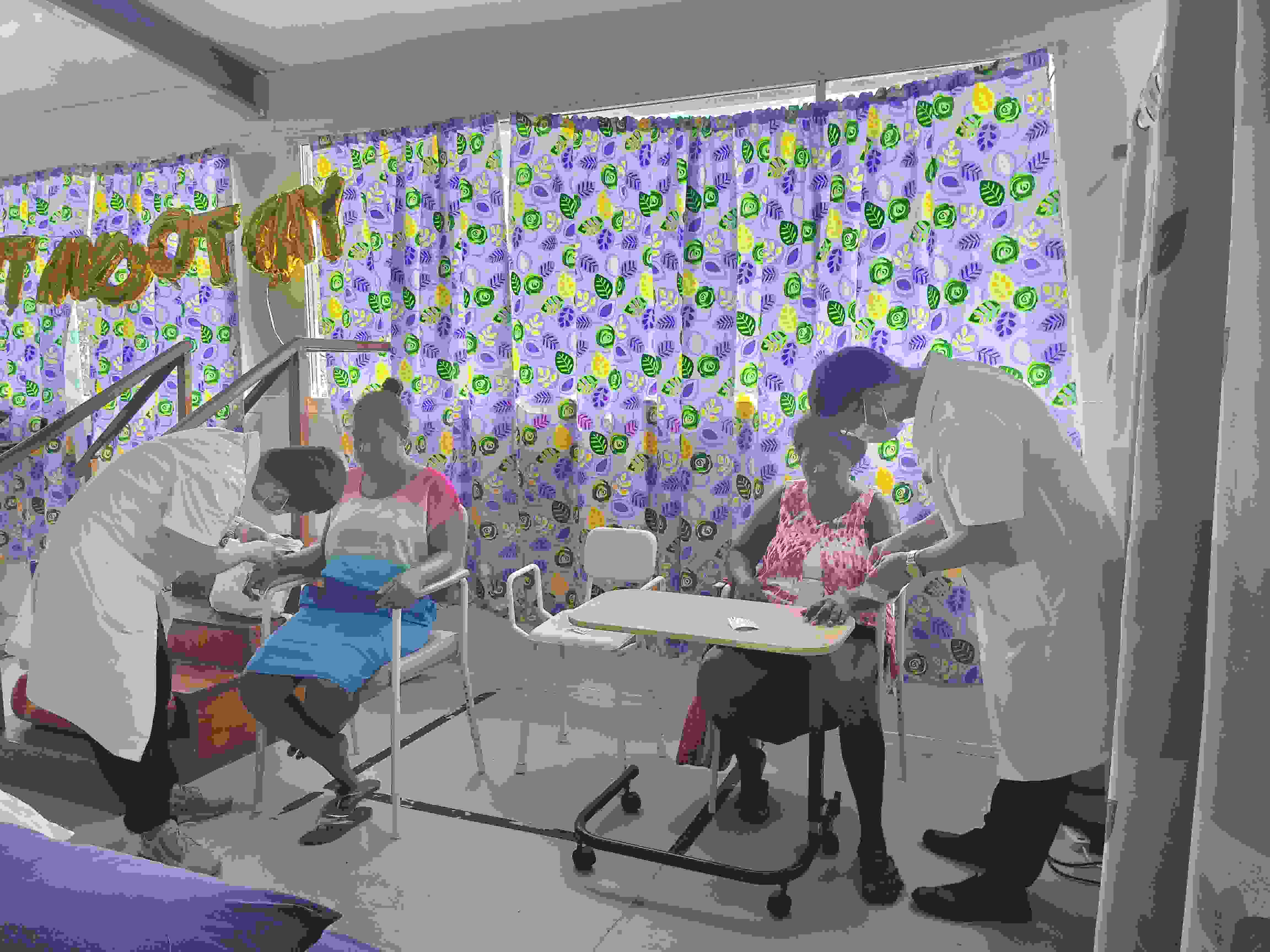 2023年7月3日，中國援助所羅門群島醫(yī)療隊針灸大夫在所羅門群島首都霍尼亞拉國家轉診醫(yī)院為患者治療。