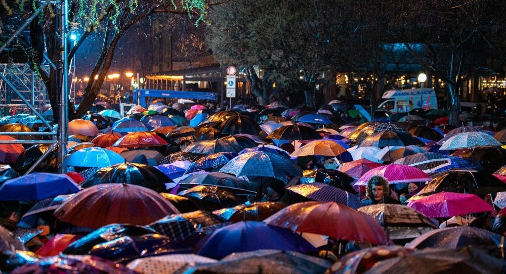 3月24日，在塞爾維亞南部城市普羅庫普列，人們參加北約轟炸南聯(lián)盟遇難者悼念儀式。新華社發(fā)（王韡攝）