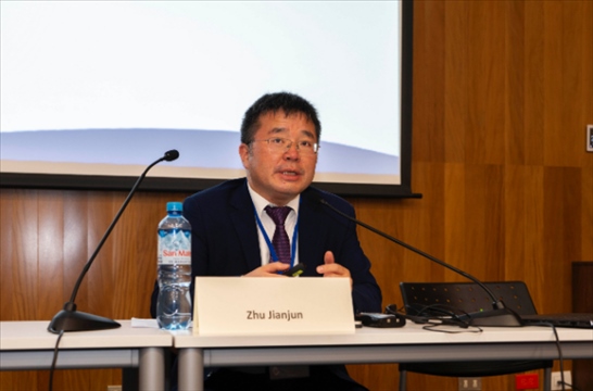 上海外國語大學(xué)國際文化交流學(xué)院副院長朱建軍做專題講座。（秘魯天主教大學(xué)孔子學(xué)院供圖）