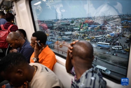 2月28日，在尼日利亞拉各斯，人們乘坐輕軌藍(lán)線列車。新華社記者 韓旭 攝