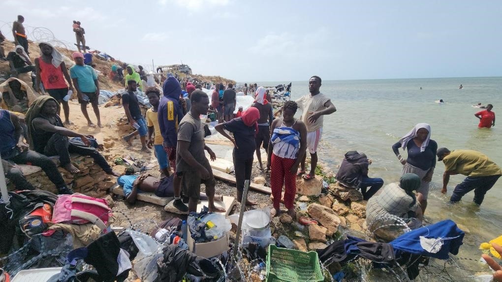 2023年7月26日，在突尼斯與利比亞邊境的艾季迪爾角，眾多移民滯留在地中海海岸邊。新華社發(fā)（哈姆扎·圖爾基亞攝）