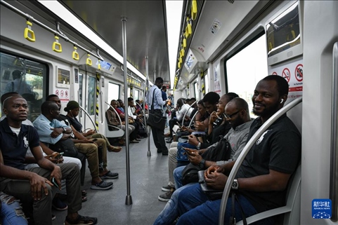 2月28日，在尼日利亞拉各斯，人們乘坐輕軌藍(lán)線列車。新華社記者 韓旭 攝