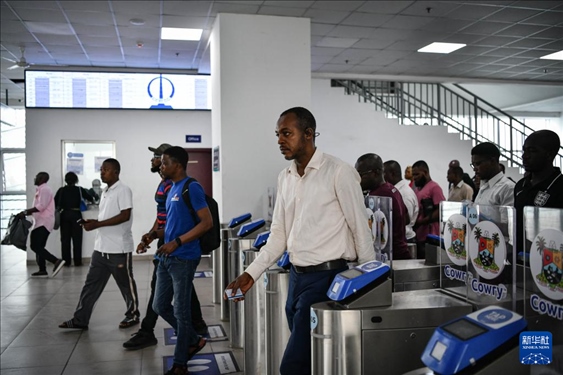 2月28日，在尼日利亞拉各斯，人們在輕軌藍(lán)線碼頭站刷卡出站。新華社記者 韓旭 攝