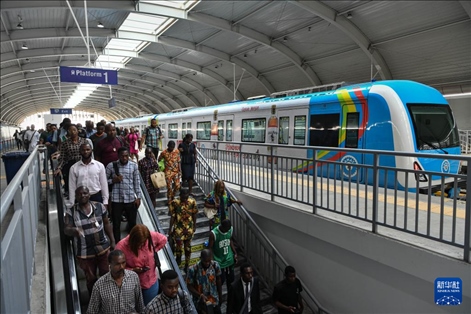 2月28日，在尼日利亞拉各斯，人們在輕軌藍(lán)線碼頭站下車出站。新華社記者 韓旭 攝