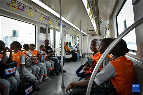 2月28日，在尼日利亞拉各斯，一所小學(xué)的學(xué)生們體驗乘坐輕軌藍(lán)線列車。新華社記者 韓旭 攝
