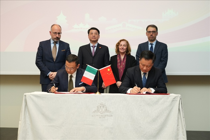 揚州市政府與意大利中國商會簽署合作協(xié)議。 主辦方供圖
