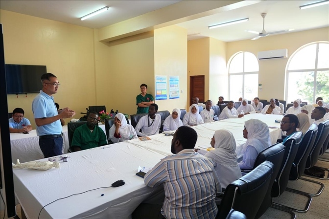 韋長群醫(yī)生進行中醫(yī)講座。中國援桑醫(yī)療隊供圖