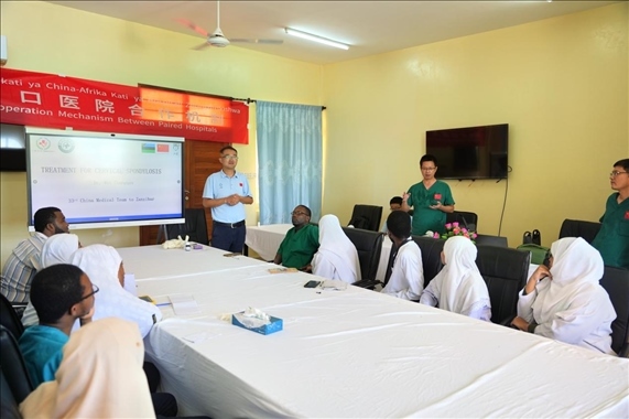 隊長蔣國慶和韋長群醫(yī)生一起解答問題。中國援桑醫(yī)療隊供圖