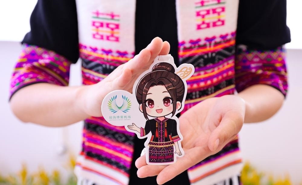 △2024年3月22日，博鰲機(jī)場工作人員展示“博鰲香”香氛卡片。