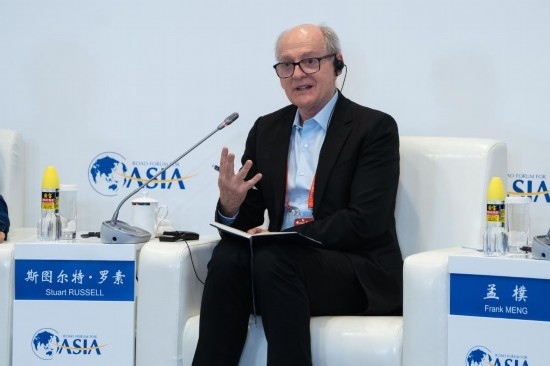 3月27日，《人工智能：現(xiàn)代方法》作者、加州大學伯克利分校計算機科學系教授斯圖爾特·羅素在分論壇上發(fā)言。新華社記者 曹夢瑤 攝