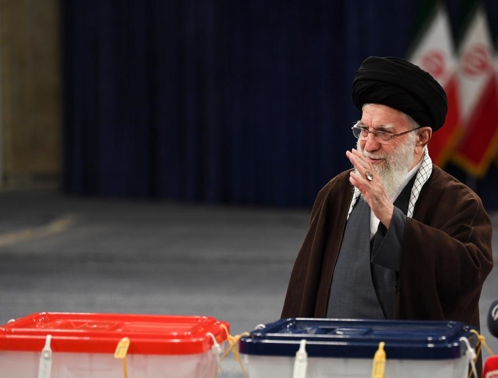 3月1日，在伊朗首都德黑蘭，伊朗最高領(lǐng)袖哈梅內(nèi)伊在設(shè)于領(lǐng)袖府內(nèi)的投票站投票。新華社記者沙達(dá)提攝